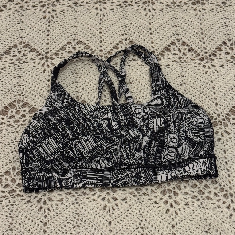 Lululemon Energy Bra Medium Support Size 6 for B-D Cup White And Black Yoga